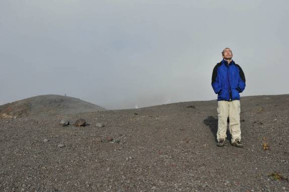 Esquentando-se ao sol em frente ao vulcão Santa Helena, no estado de Washington, oeste dos Estados Unidos
